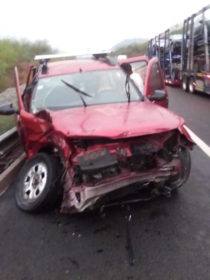 Choque entre vehículo compacto y tracto camión deja un muerto y cuatro heridos en la autopista Siglo XXI.