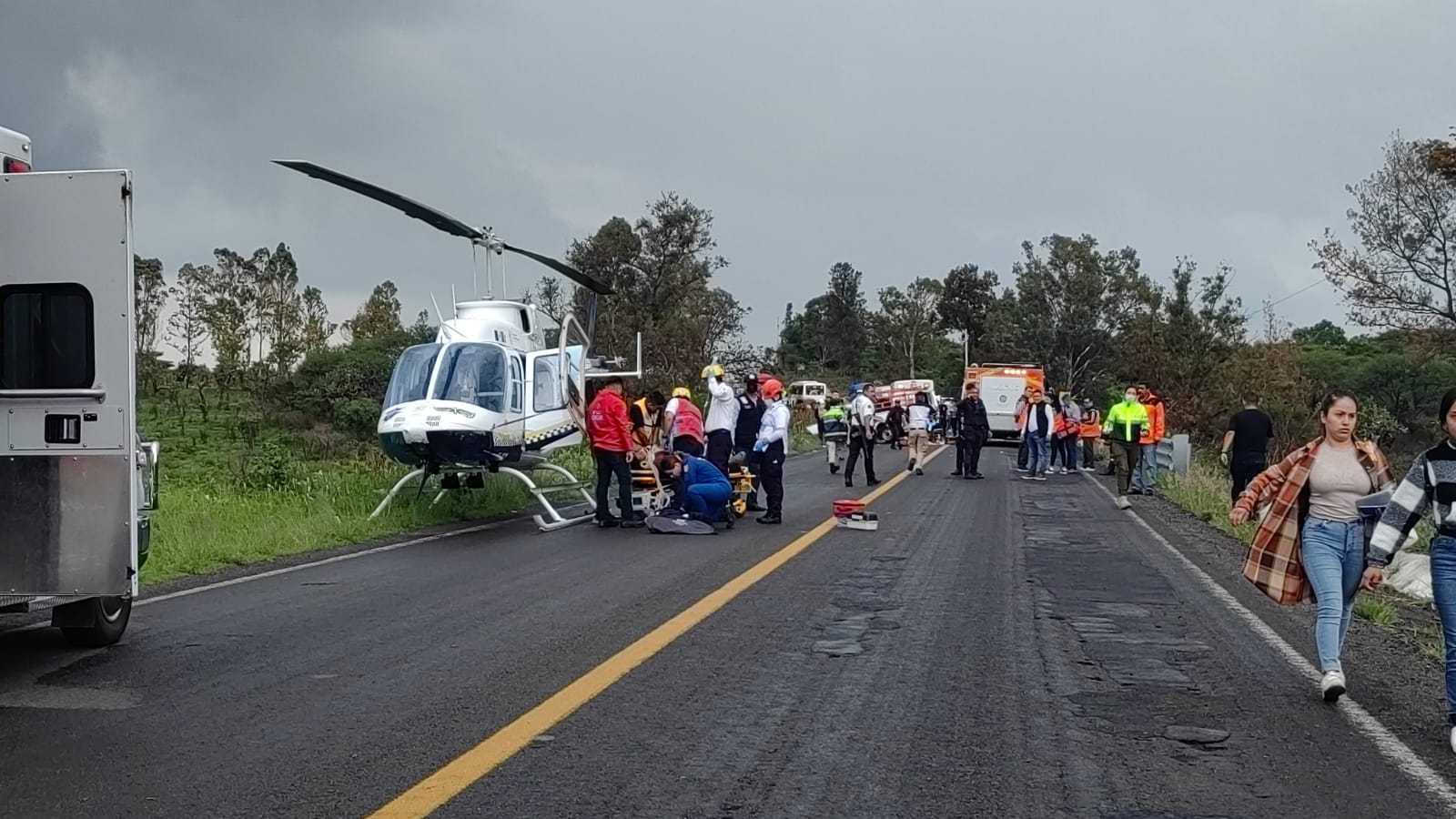 «Fatal accidente: 2 muertos y 22 heridos en un choque de  frente entre un camión de pasajeros y una camioneta.»