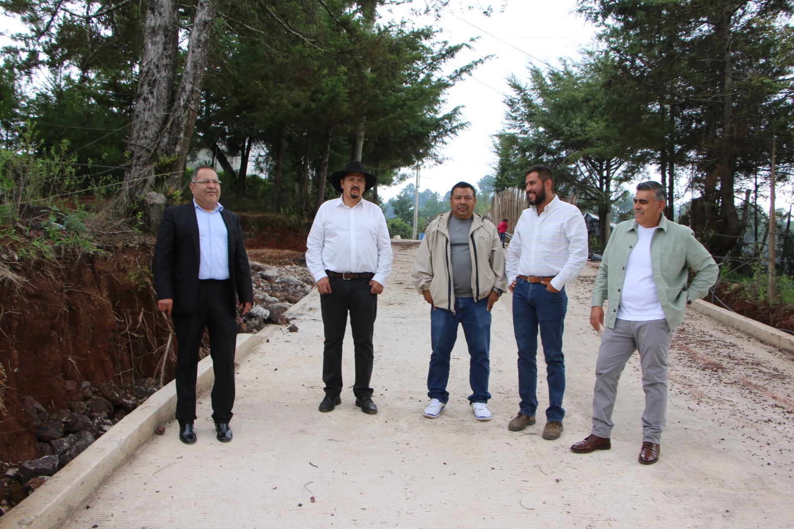 José Luis Téllez Marín supervisó la pavimentación de la calle, que conduce a la capilla de la localidad de Mata de Pinos.