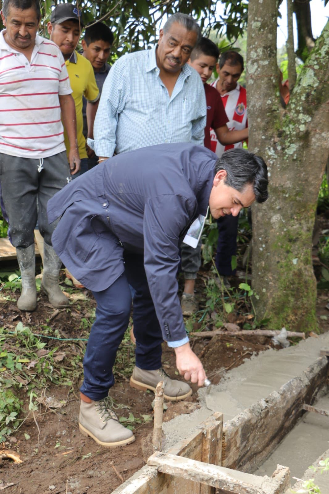 Entrega Toño Ixtláhuac material para rehabilitar canal de riego en San Felipe 