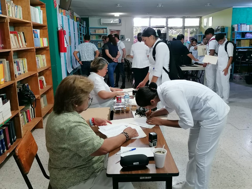 Conalep entrega plazas para servicio social en Enfermería en LC.