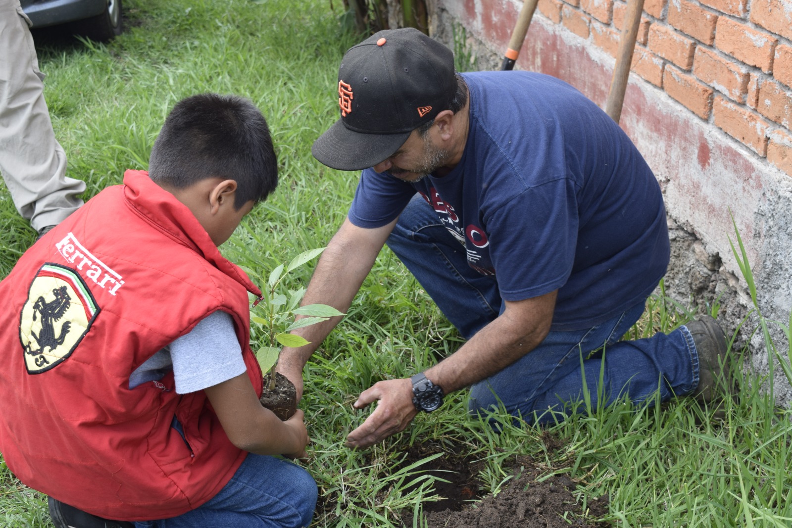 Niños de Casa Hogar se suman a reforestación de la Cofom.