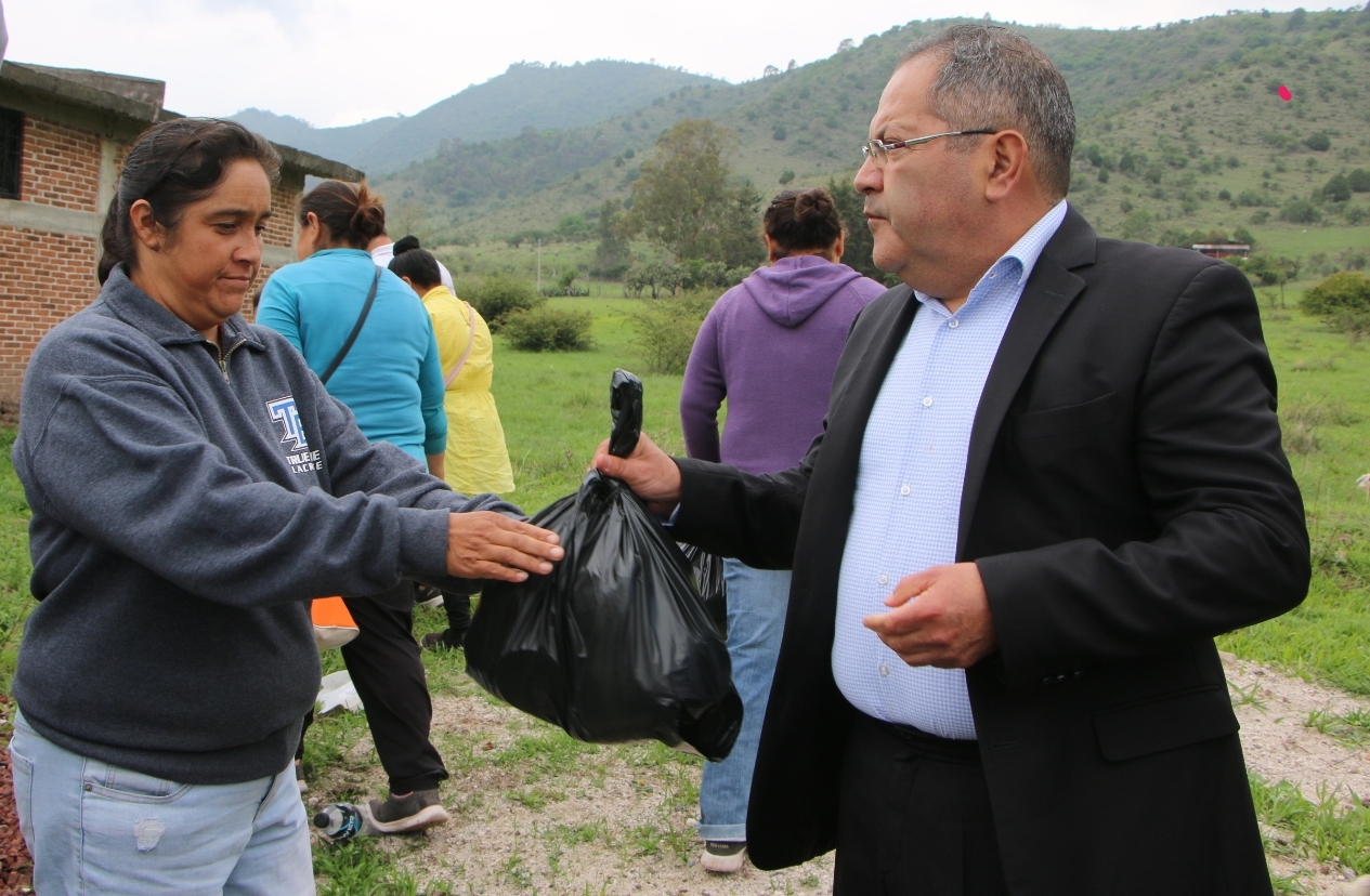 José Luis Téllez Marín, hizo entrega de más de 700 despensas distribuidas en las localidades de La Teja, Potrero la virgen y San Bartolo.