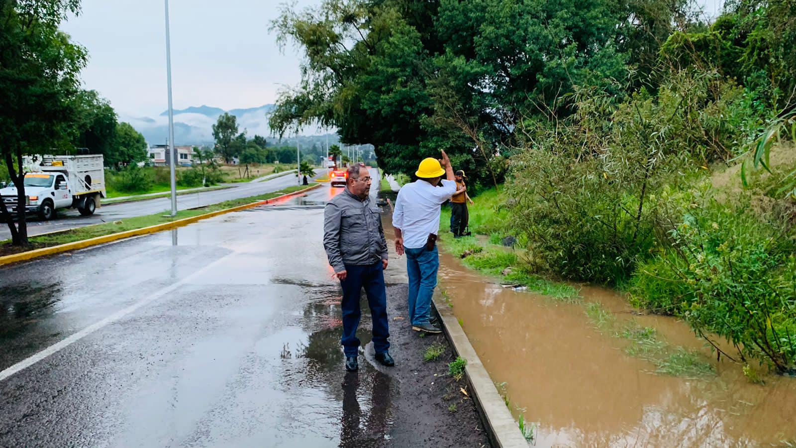 José Luis Téllez realiza recorrido para evaluar afectaciones por lluvia.