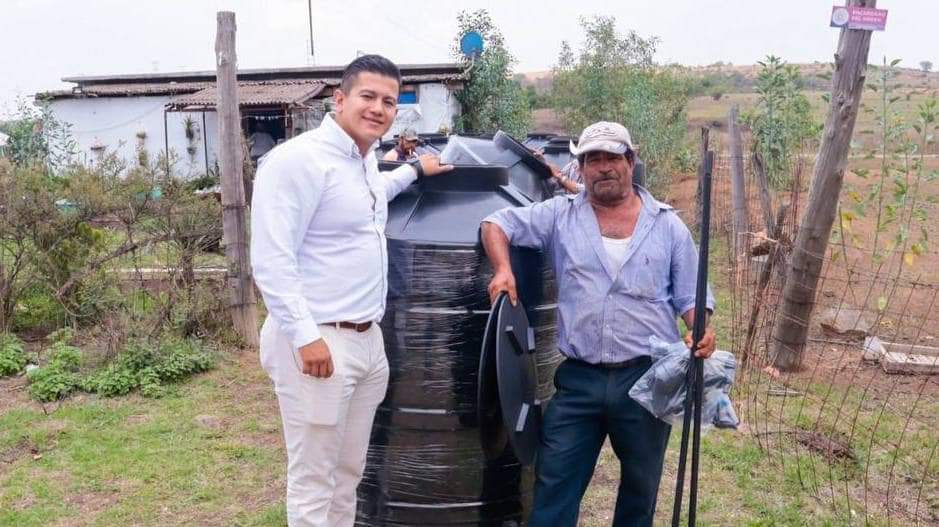 Víctor Zurita entrega tinacos a las familias de la comunidad del Coro y aparatos funcionales en La Primavera en Morelia
