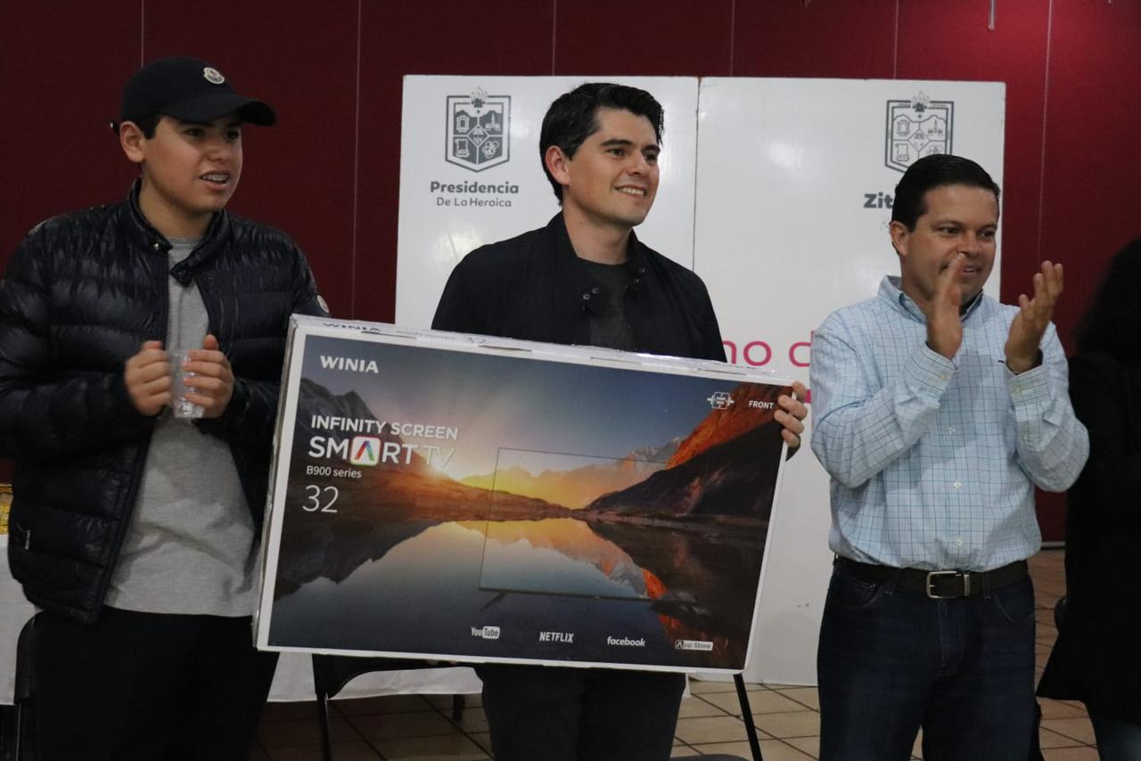 Festeja Toño Ixtláhuac con personal de limpia, el Día del Barrendero