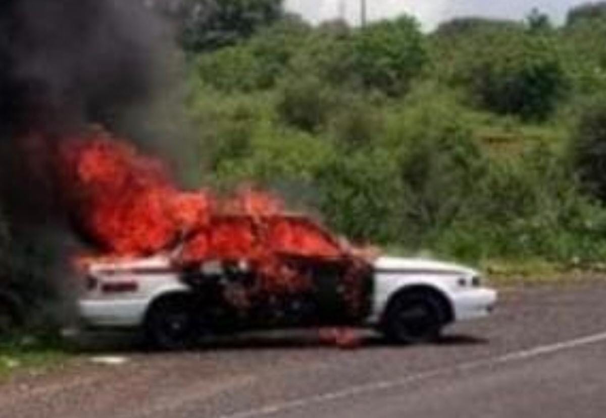 Un taxi incendiado y dos más con severos daños en enfrentamientos entre choferes de las líneas “Corona” y “Esencia Plus”
