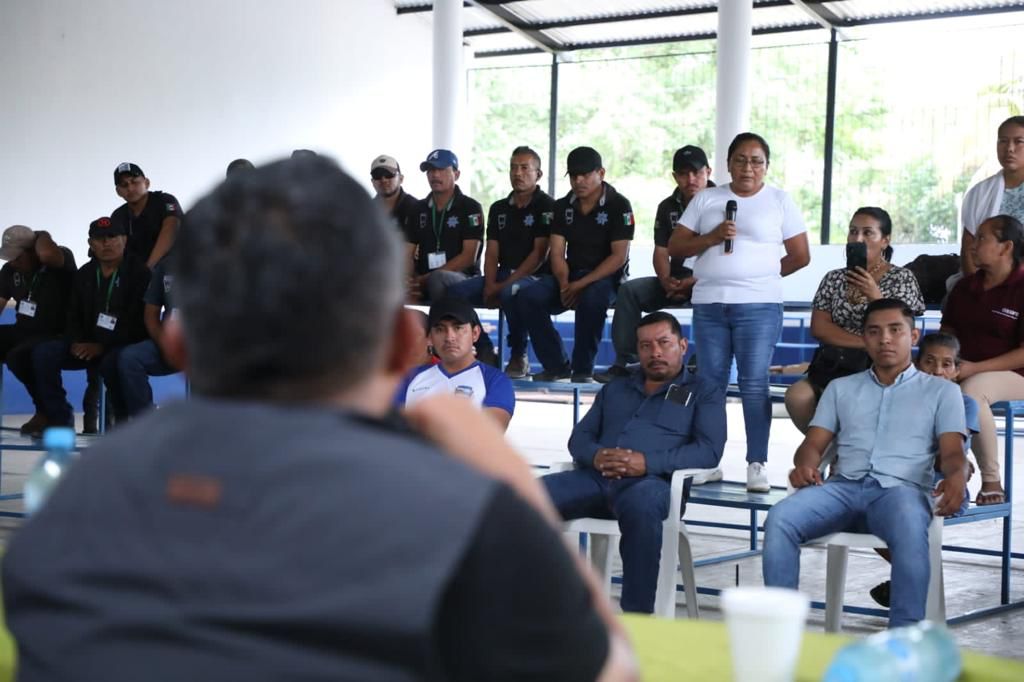 Se reúne titular de SSP con habitantes de El Coire, en Aquila