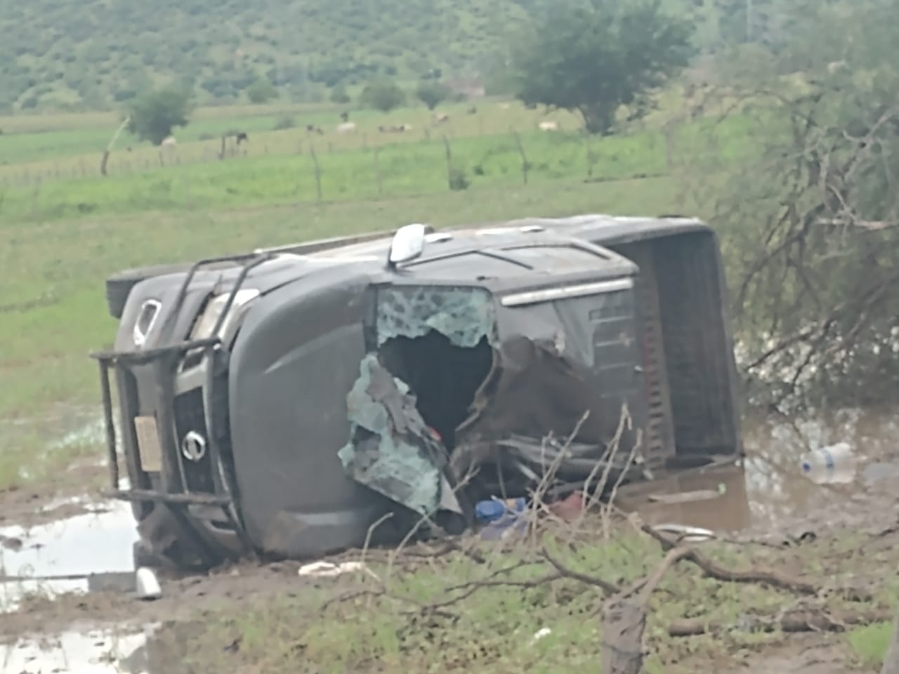 El conductor de una camioneta murió al perder el control y volcar