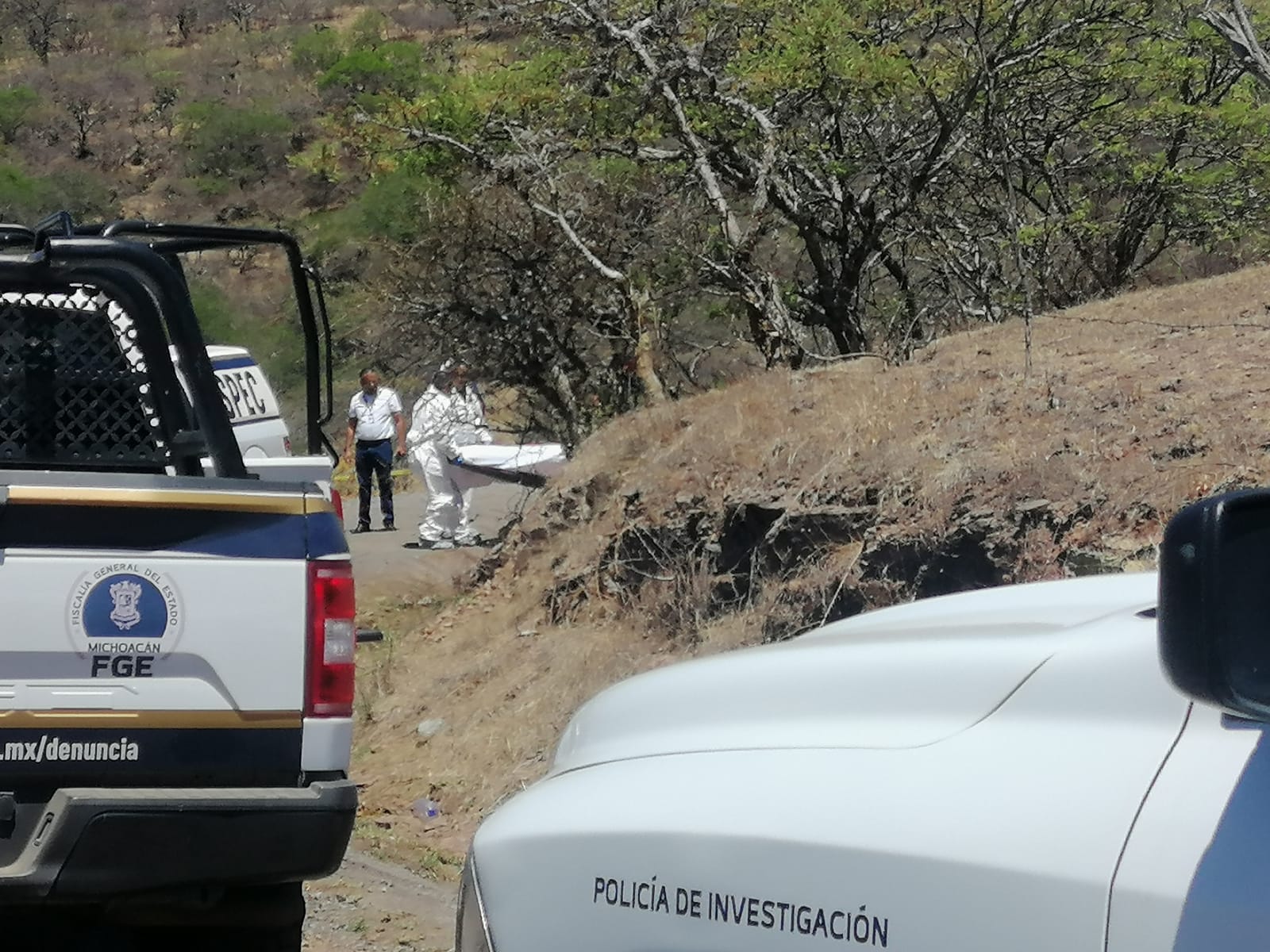 Sobre la orilla de la carretera Morelia – Charo, fueron localizados y tirados los cadáveres de dos hombres