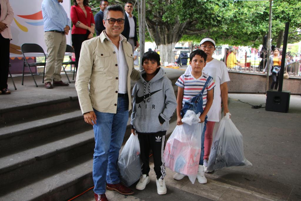 ​El Gobierno Municipal de Hidalgo entregó 94 becas dentro del Programa Bécate para seguir siendo Tierra de Grandeza