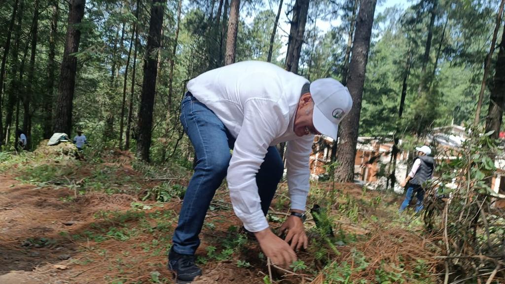 ​Funcionarios estatales y municipales, así como empresas y sociedad civil, reforestaron el predio Rancho Viejo del Fomento Turístico de Michoacán
