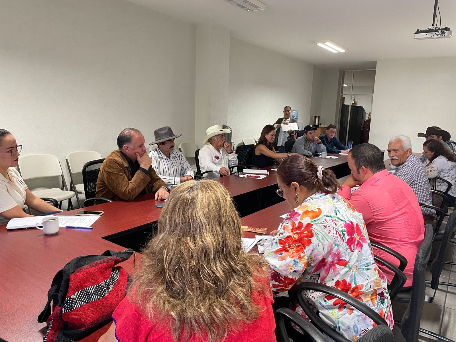 Ven en Michoacán posibilidad de crecer más en industria del mezcal: Sader