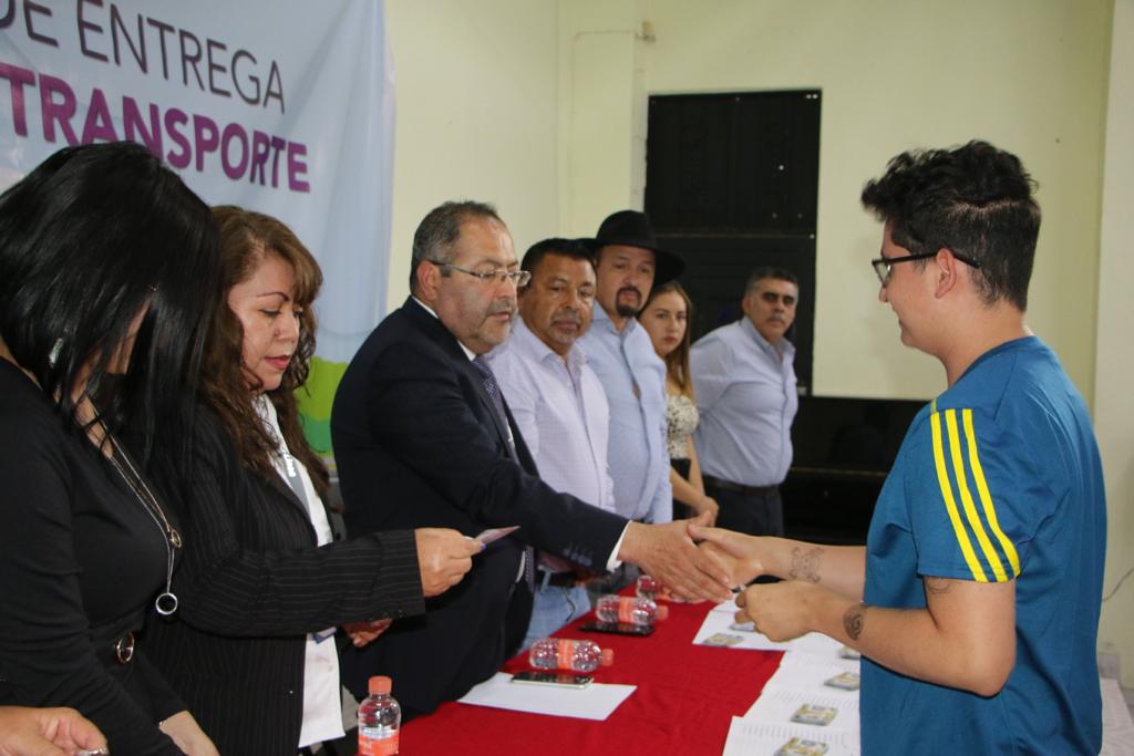 ​José Luis Téllez y la Empresa Herradura de Occidente entregaron 215 becas de transporte