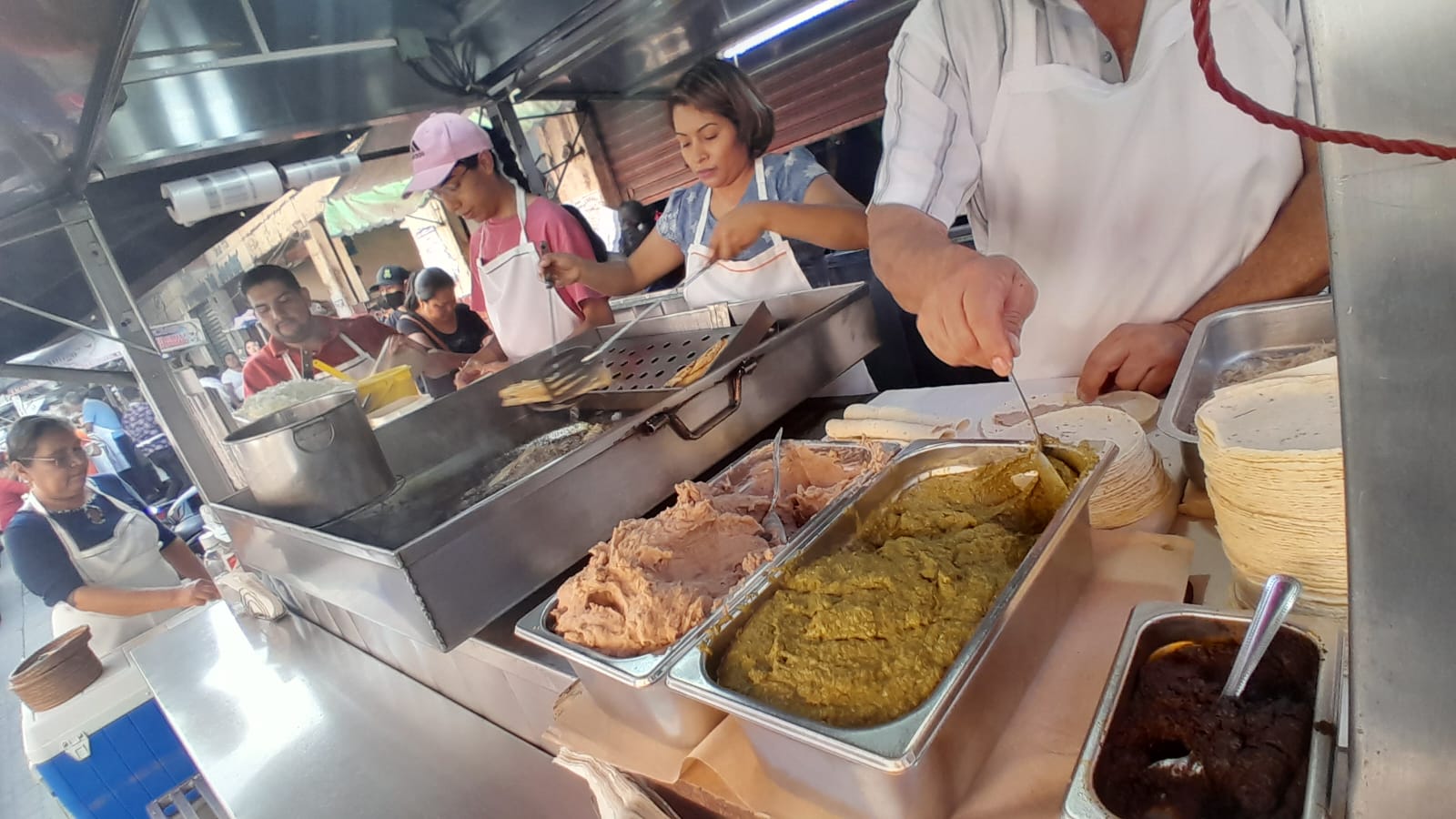 Más de 60 años de sabor y tradición la calle 5 de Mayo