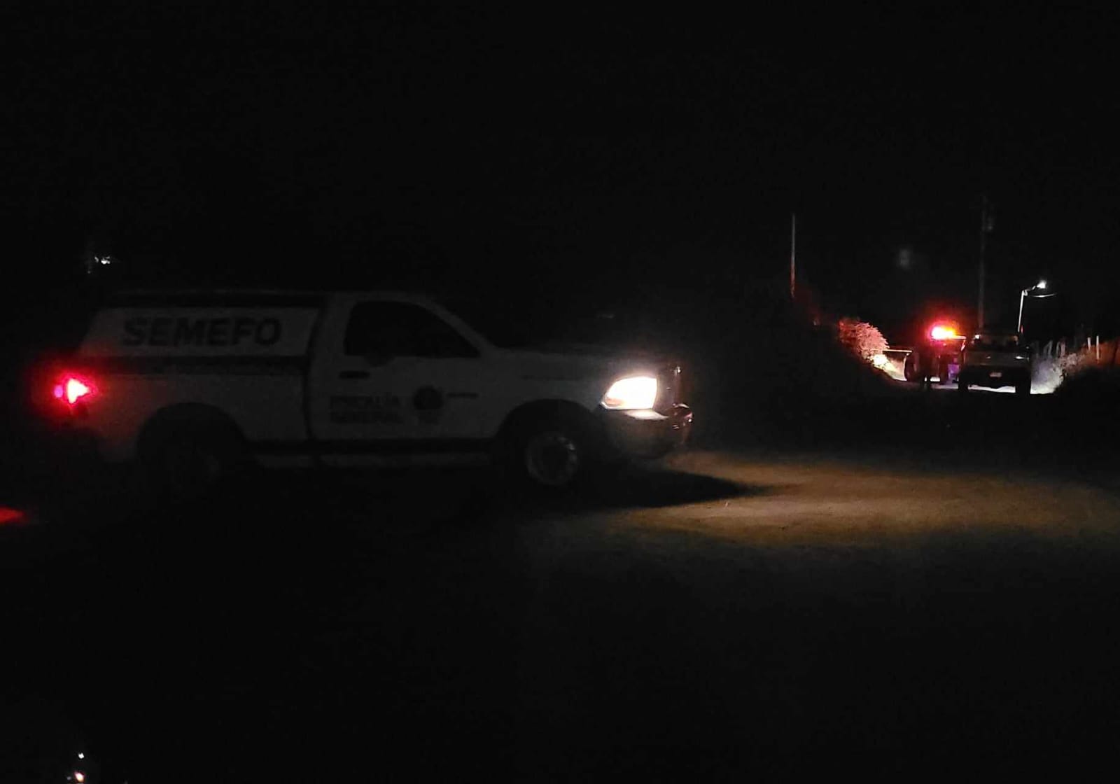 Localizan el cadáver embolsado y encobijado tirado en una brecha