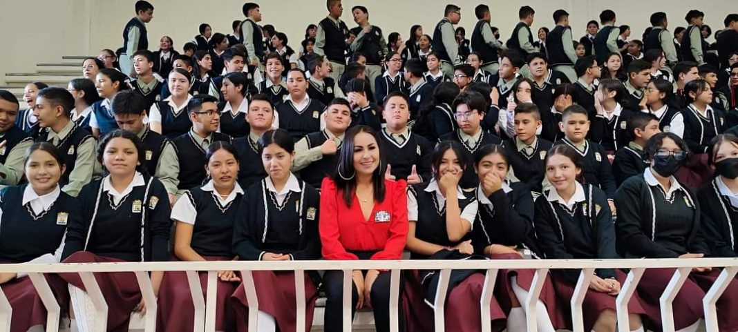 Gloria Tapia manifiesta respaldo a estudiantes de la Secundaria número
