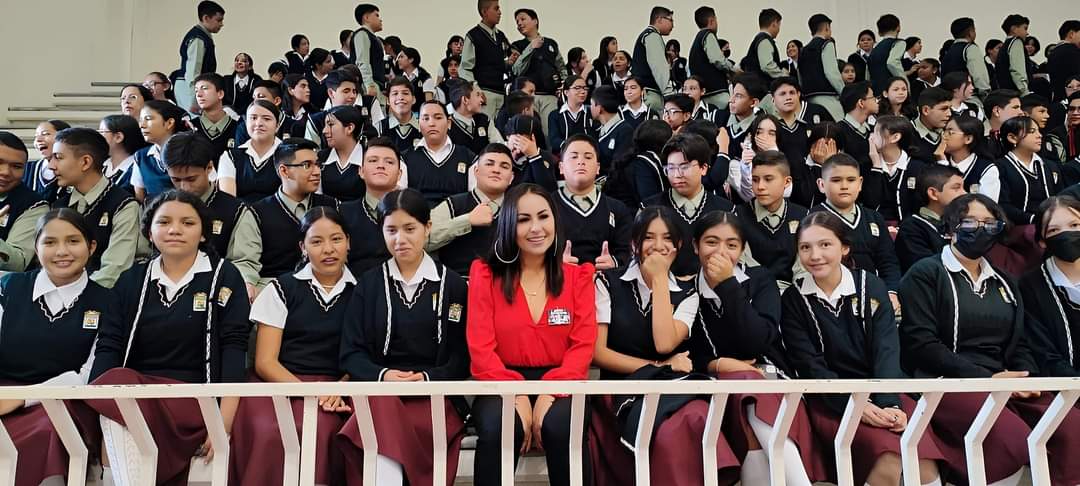 Gloria Tapia manifiesta respaldo a estudiantes de la Secundaria número 1 Nicolás Romero de Zitácuaro