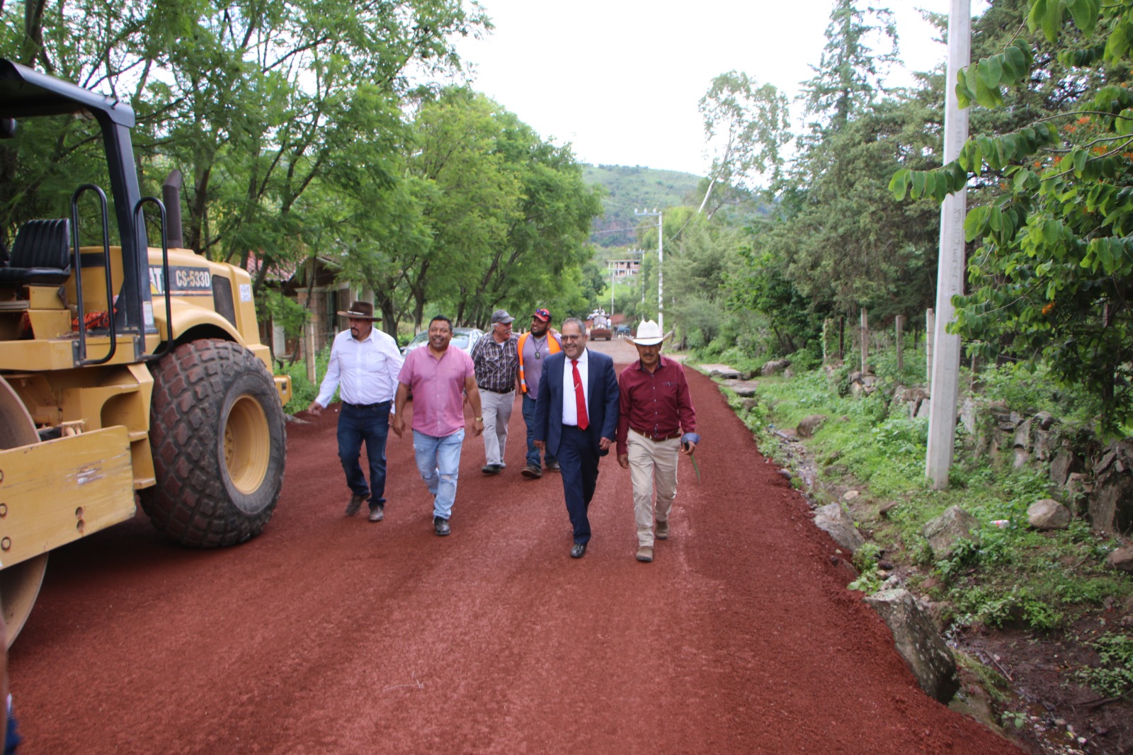 ​José Luis Téllez supervisó los trabajos de la pavimentación asfáltica en el camino de acceso a Huaniqueo