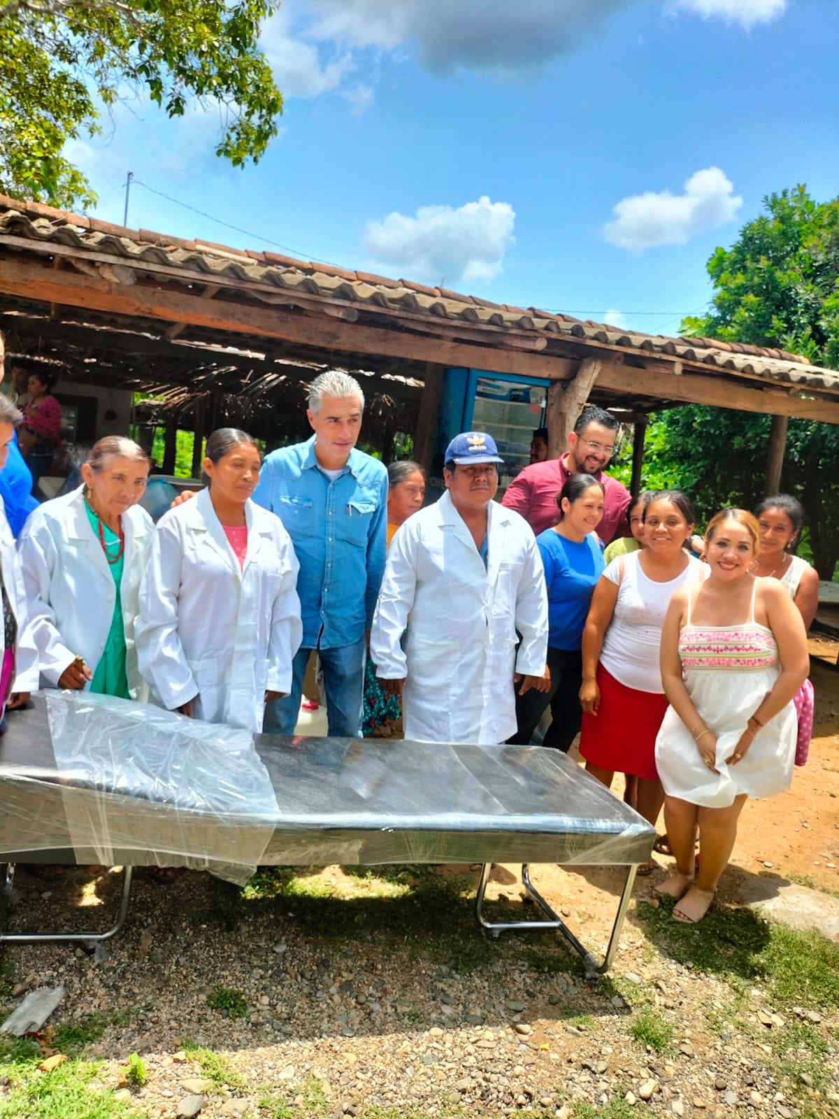 DIF entrega apoyos por 570 mil pesos a comunidad del municipio de Aquila