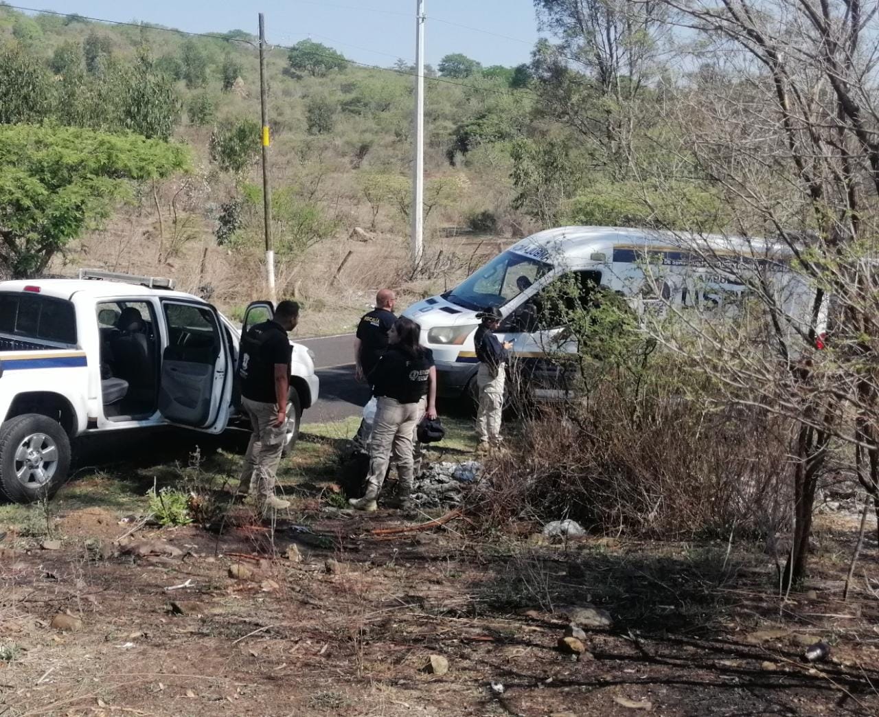 Localizan los cadáveres de dos hombres con huellas de violencia tirados en un predio