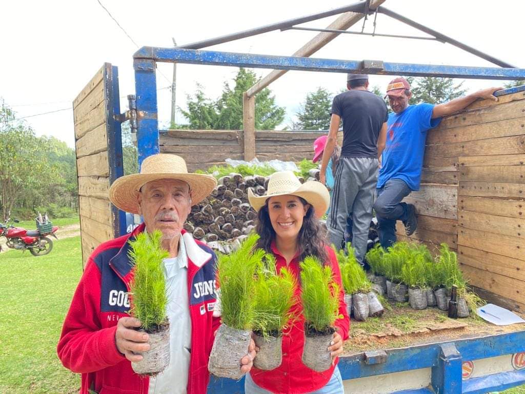 La Regidora Karla Carmona cumple su compromiso y entrega 22 mil pinos a ejidatarios del municipio de Hidalgo.