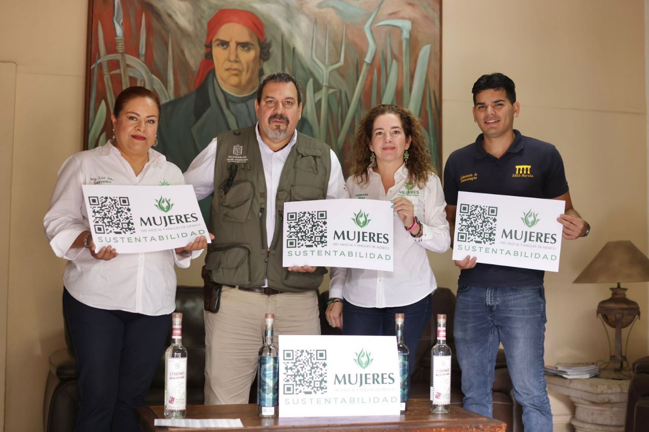 Secma reconoce a maestras mezcaleras por cumplir con normas ambientales internacionales.