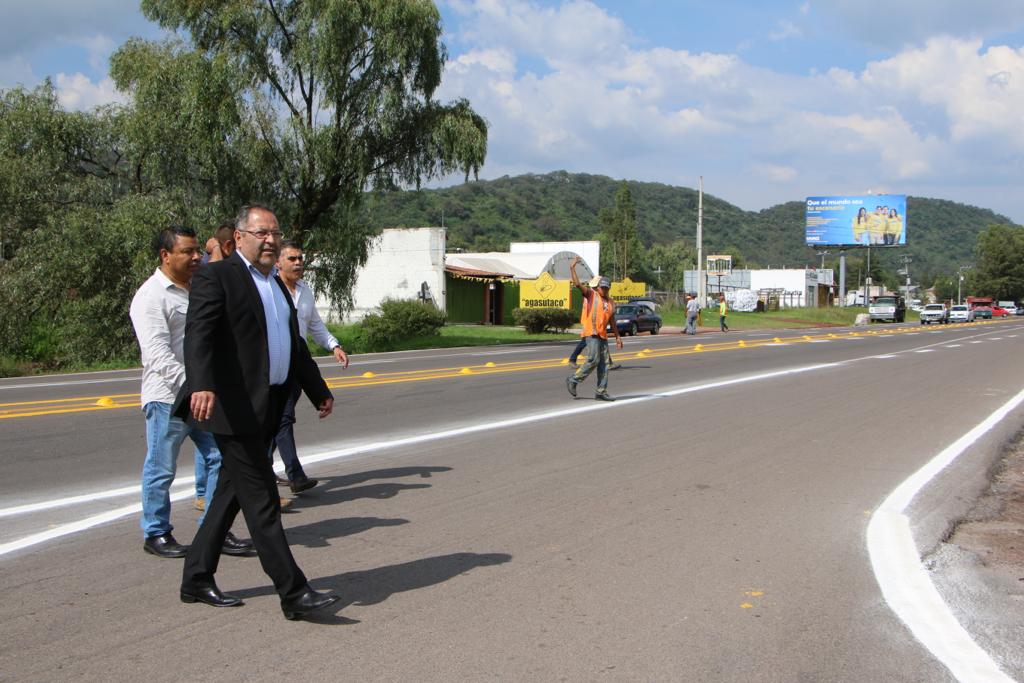 José luis Téllez Marín, superviso los trabajos de balizamiento en el entronque que conduce a la UMSNH, San Pedro y San Matías de la carretera federal 15.