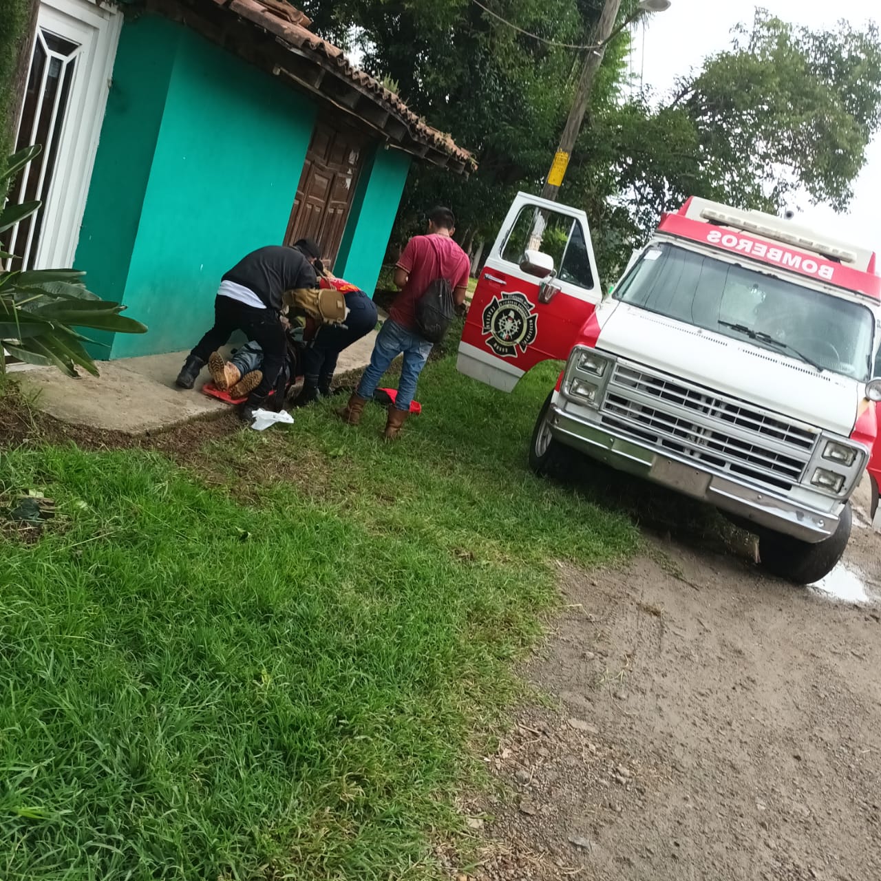 Una persona resulto lesionada al caer de una motocicleta.