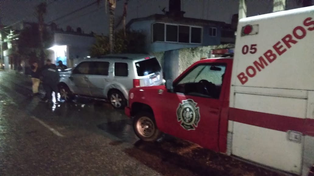 Cuantiosos daños materiales tras volcar una camioneta en Zitácuaro.