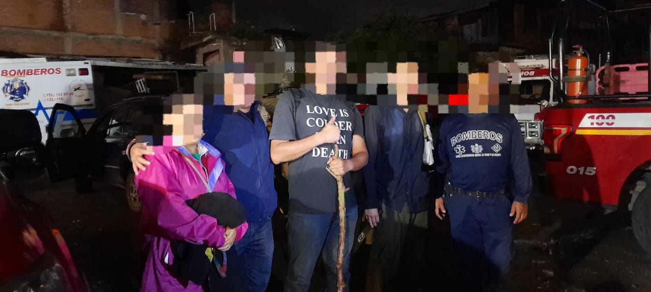 Bomberos de Zitácuaro localizan exitosamente a dos personas extraviadas en el cerro de Zacapendo