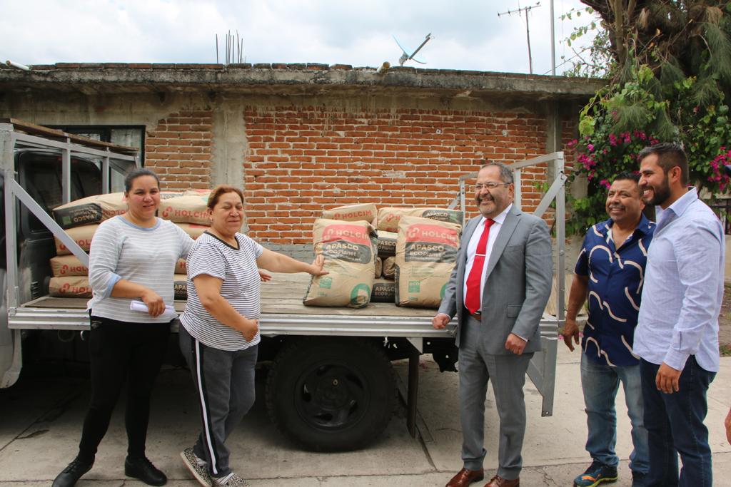 José Luis Téllez Marín, entrega 2 toneladas de cemento, despensas y paquetes de huevo a familias de la localidad de Rancho Ruiz.