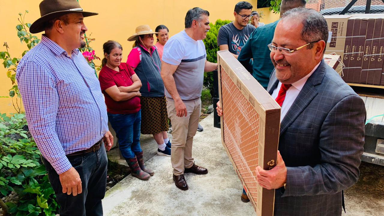 José Luis Téllez Marín, hizo entrega de piso y pega piso, para el mejoramiento del Centro Comunitario de la localidad de Lázaro Cárdenas.