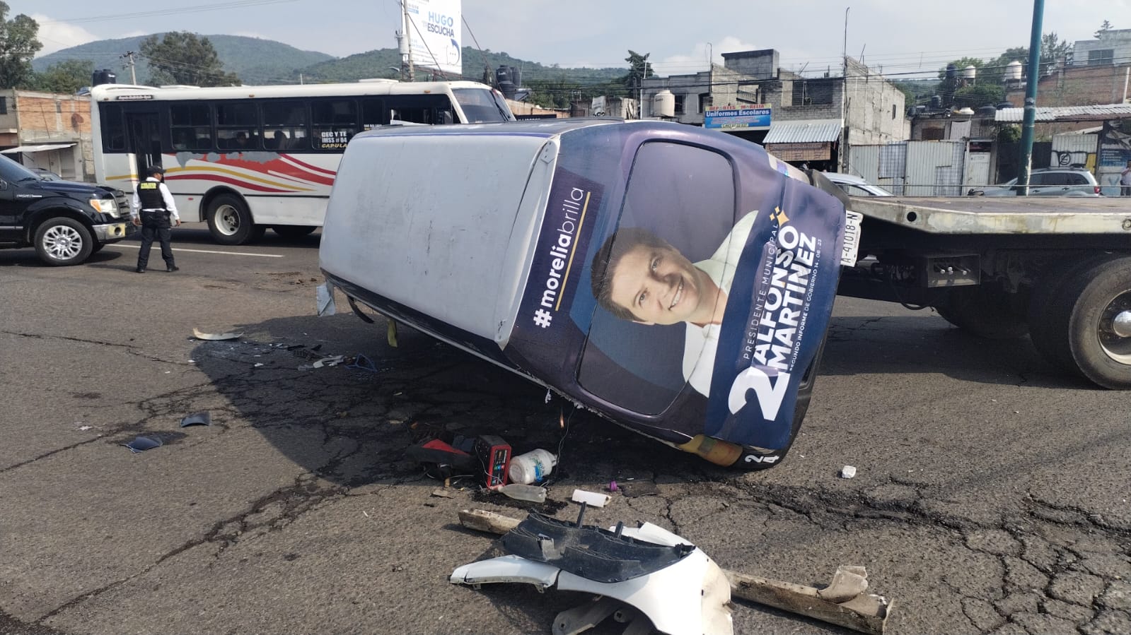 Choque entre camioneta y combi en Morelia deja dos lesionados.