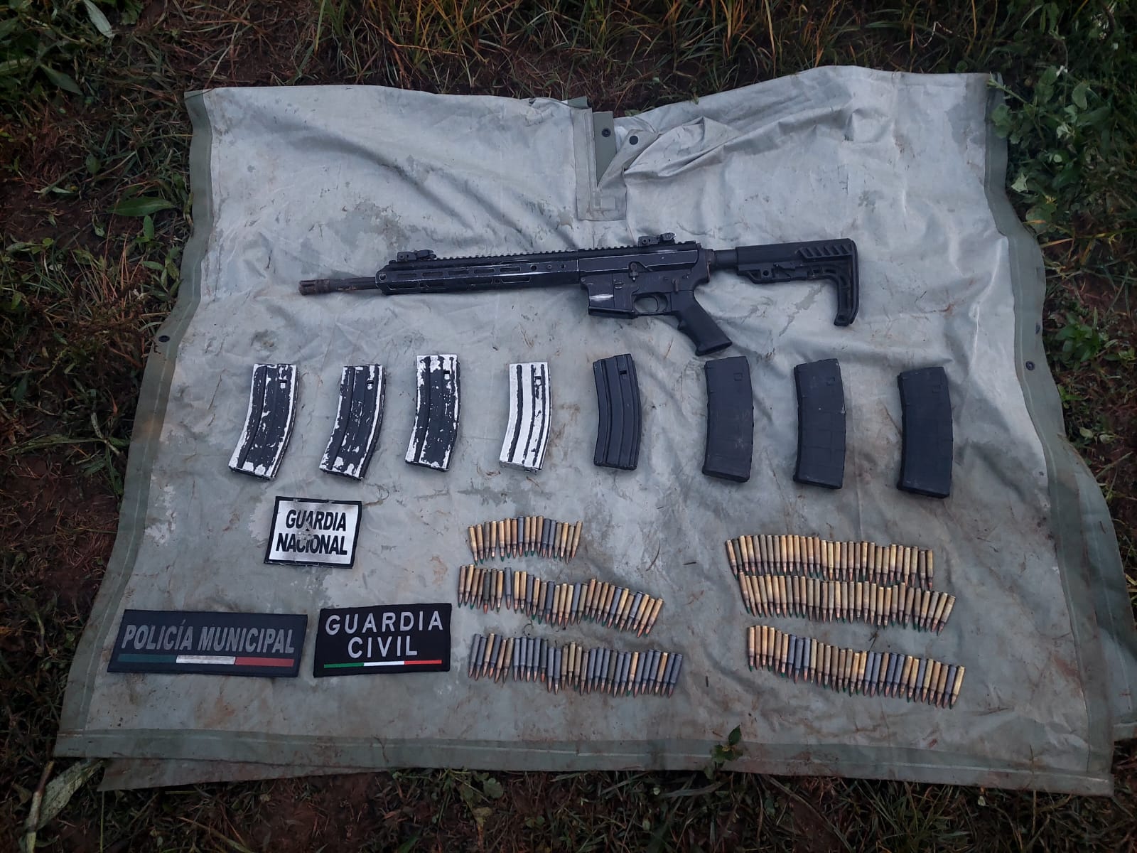 Guardia Civil, Sedena y GN aseguran 2 vehículos robados y armamento.