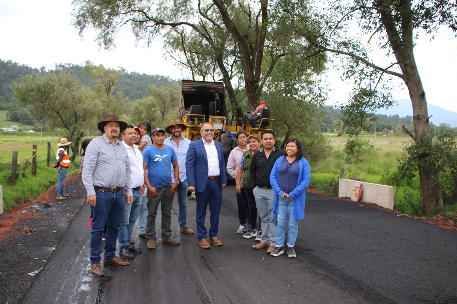 José Luis Téllez Marín, supervisó los trabajos de pavimentación asfáltica del acceso a la localidad de El Porvenir.