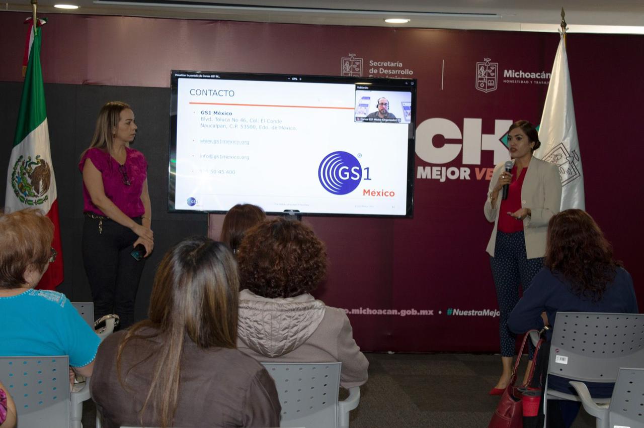 Capacita Sedeco a mujeres mezcaleras en Michoacán.