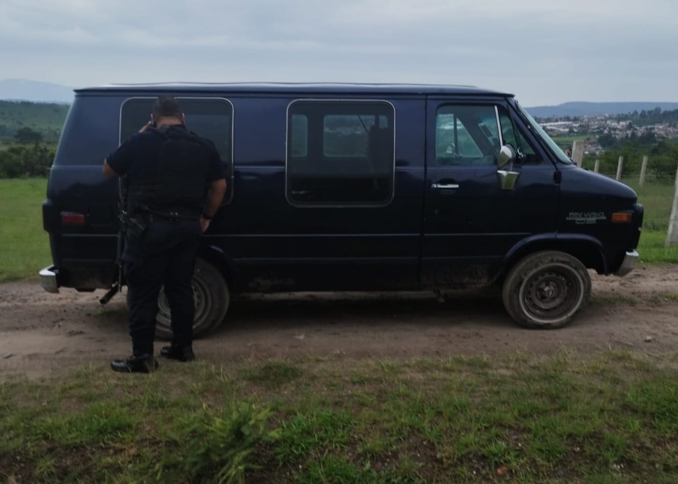 Encuentran dos hombres sin vida y esposados en camioneta abandonada en El Potrero.