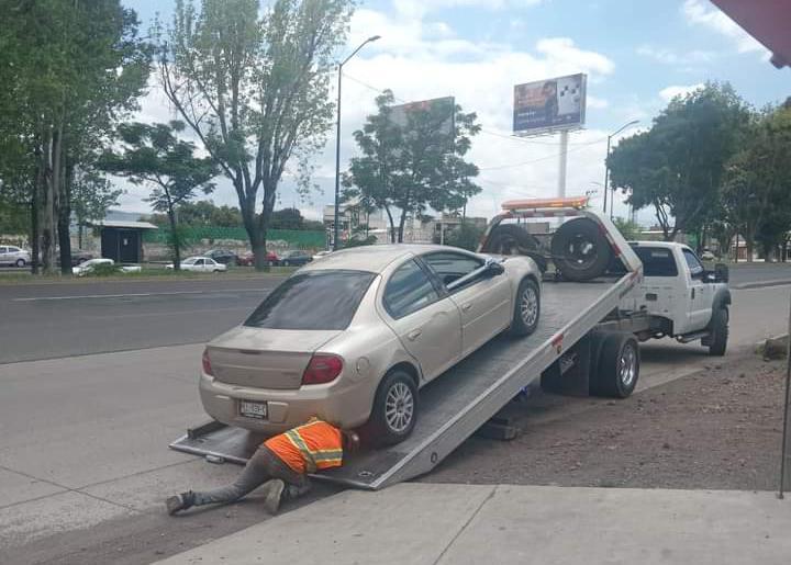 Tránsito del Estado asegura coche con reporte de robo en Morelia.