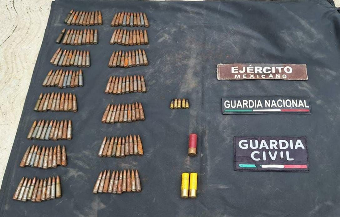 SSP, Sedena y GN aseguran 3 armas largas, un explosivo y más de mil 300 cartuchos útiles; en Apatzingán.
