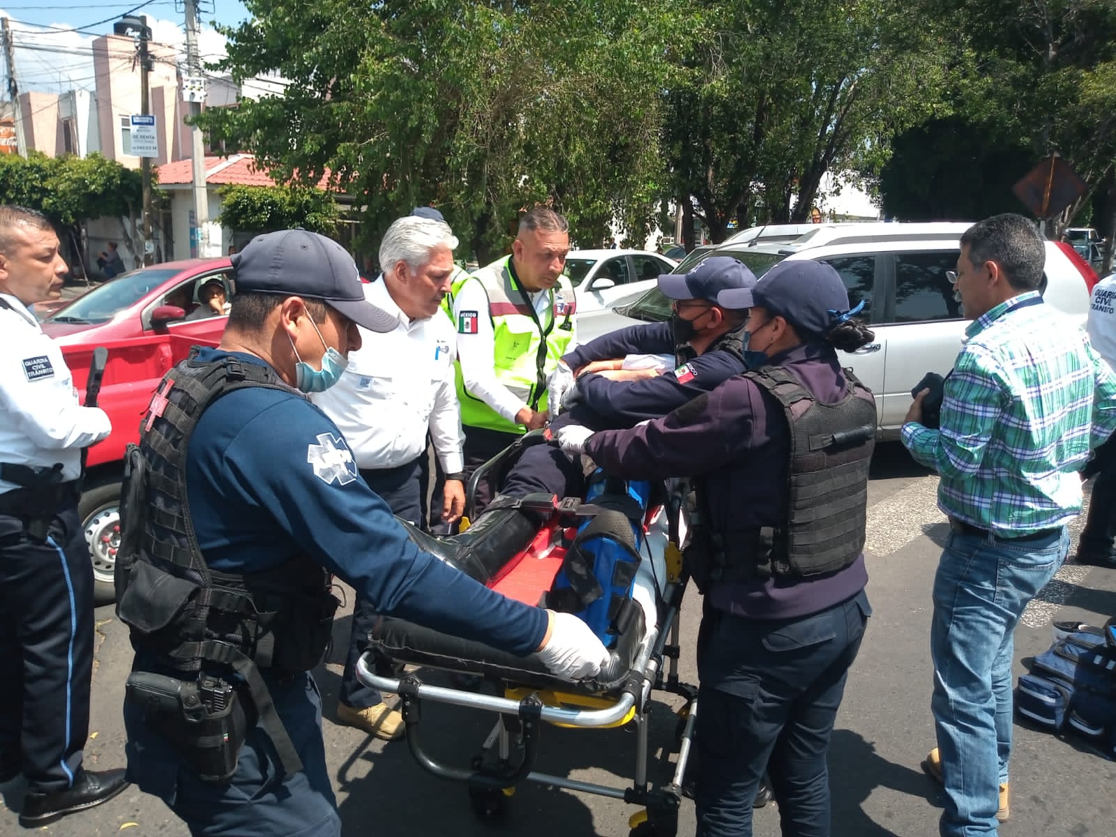 CAMIONETA PICK-UP PROVOCA ACCIDENTE Y SE DA A LA FUGA EN MORELIA; ELEMENTO DE TRÁNSITO RESULTA LESIONADO.