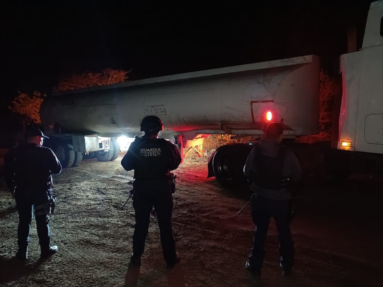 Tras movilización, Guardia Civil asegura vehículos relacionados con extracción de hidrocarburo ilegal.