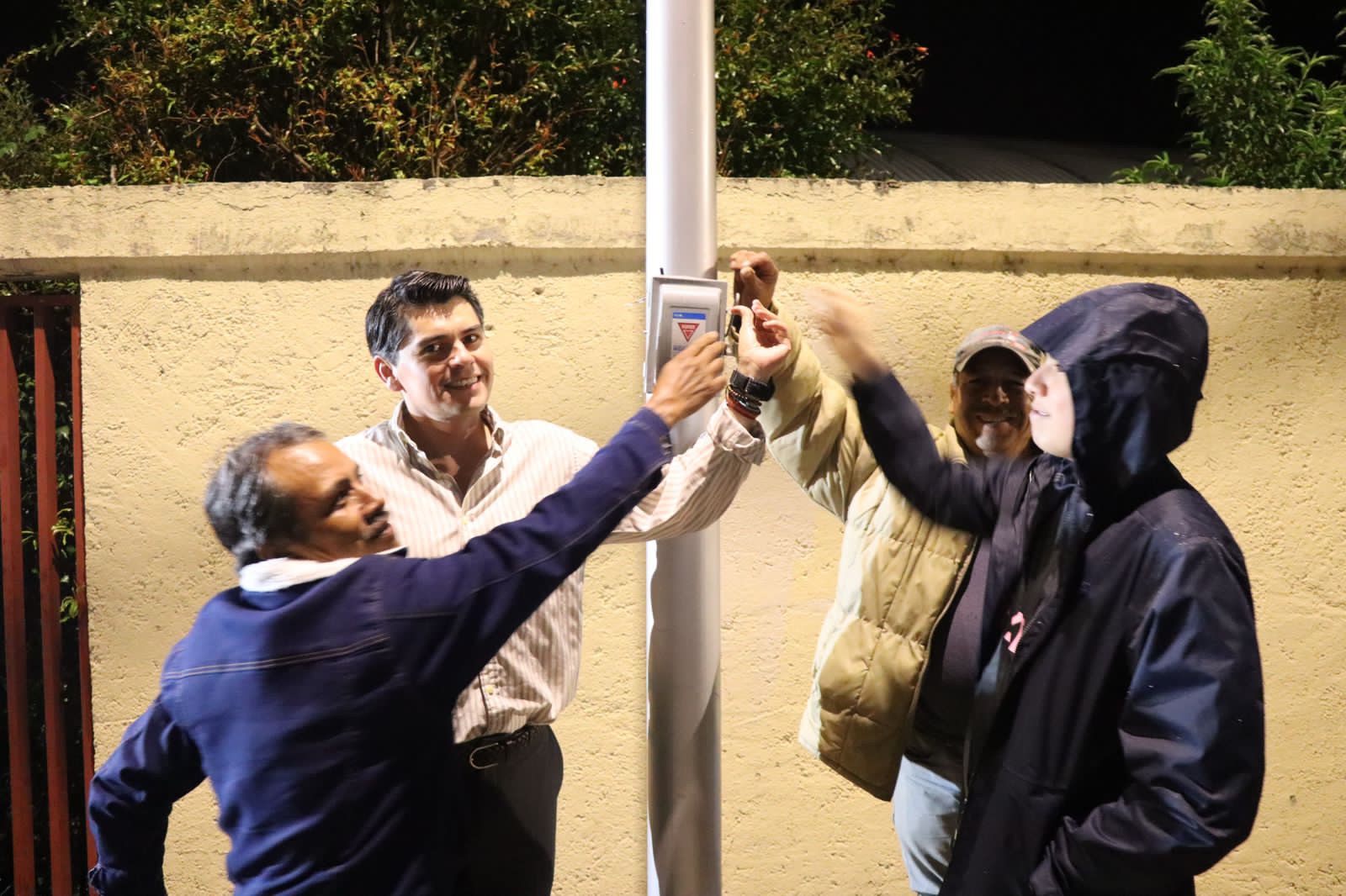 Beneficia Gobierno de Zitácuaro a 300 familias de Manzanillos con alumbrado público.