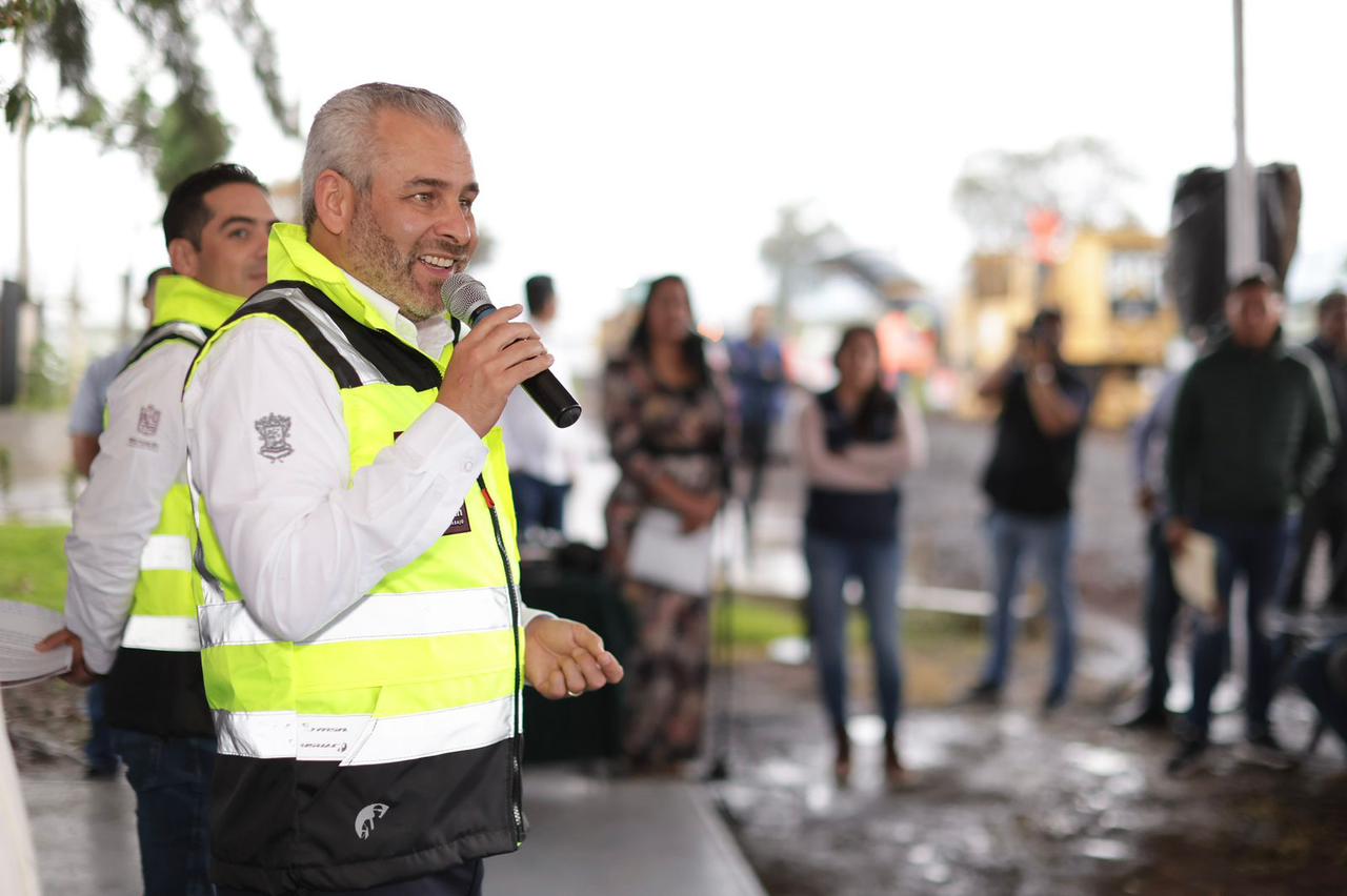 Bedolla pone en marcha rehabilitación del libramiento Peribán.