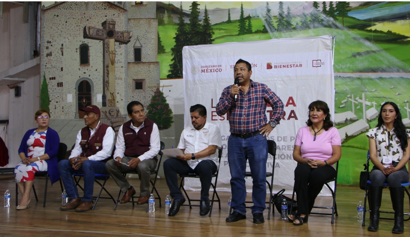El Gobierno Municipal de Hidalgo y el Maestro Roberto Pantoja, delegado Estatal del Bienestar, entregó medios de pagos del Programa la Escuela es Nuestra.