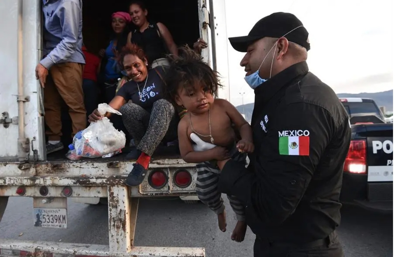 RESCATAN A 231 MIGRANTES, ESTABAN EN UN TRÁILER.
