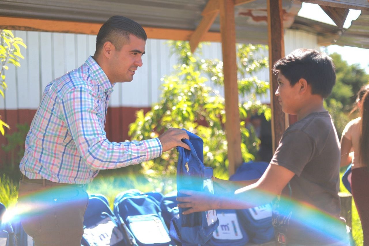 DIF Morelia dona útiles, uniformes y equipo de cómputo para la educación en la comunidad de Ichaqueo