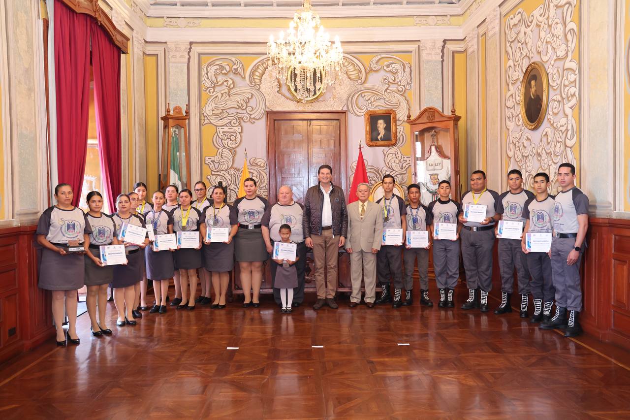 Reconoce Alfonso Martínez a integrantes del Pentatlón Deportivo Militarizado Universitario