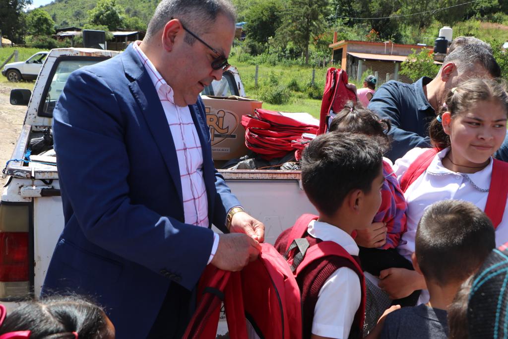 José Luis Téllez entregó 567 mochilas escolares dentro del Programa Mochilas Para el Regreso a Clases