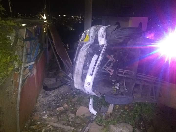 Conductor de una combi del servicio púbico volcó y se impactó contra un domicilio